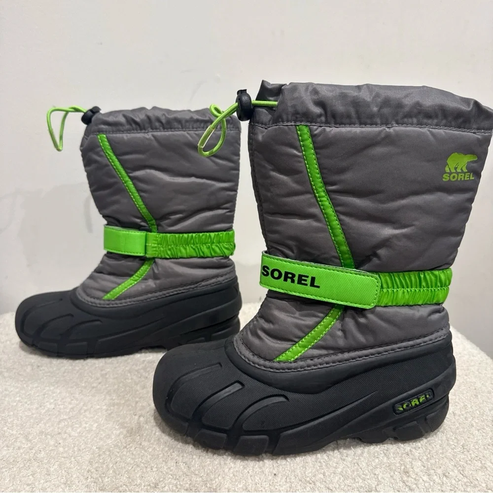 Sorel Kids Flurry Winter Snow Boots Sledding Size 2 Grey/Green Extreme Warmth